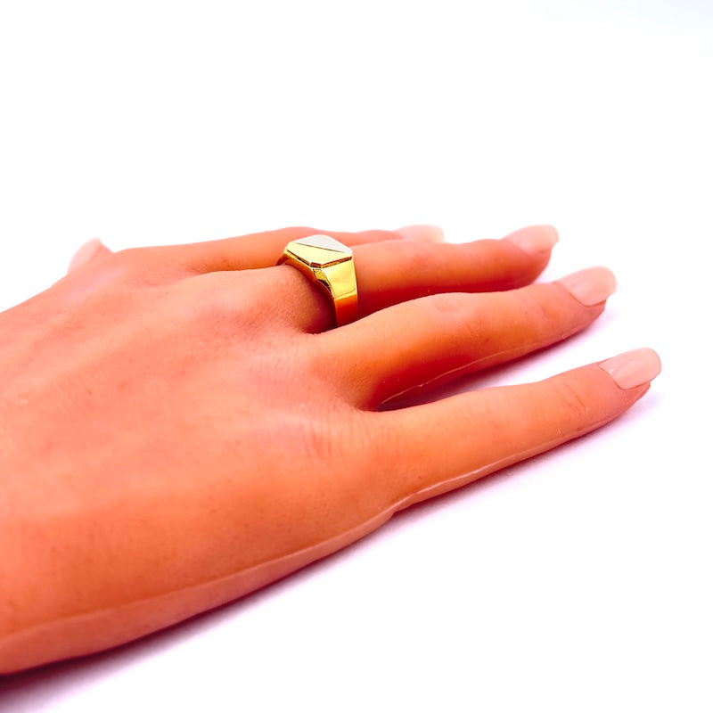 Anello uomo chevalier, squadrato, oro bicolore; 7.5 gr