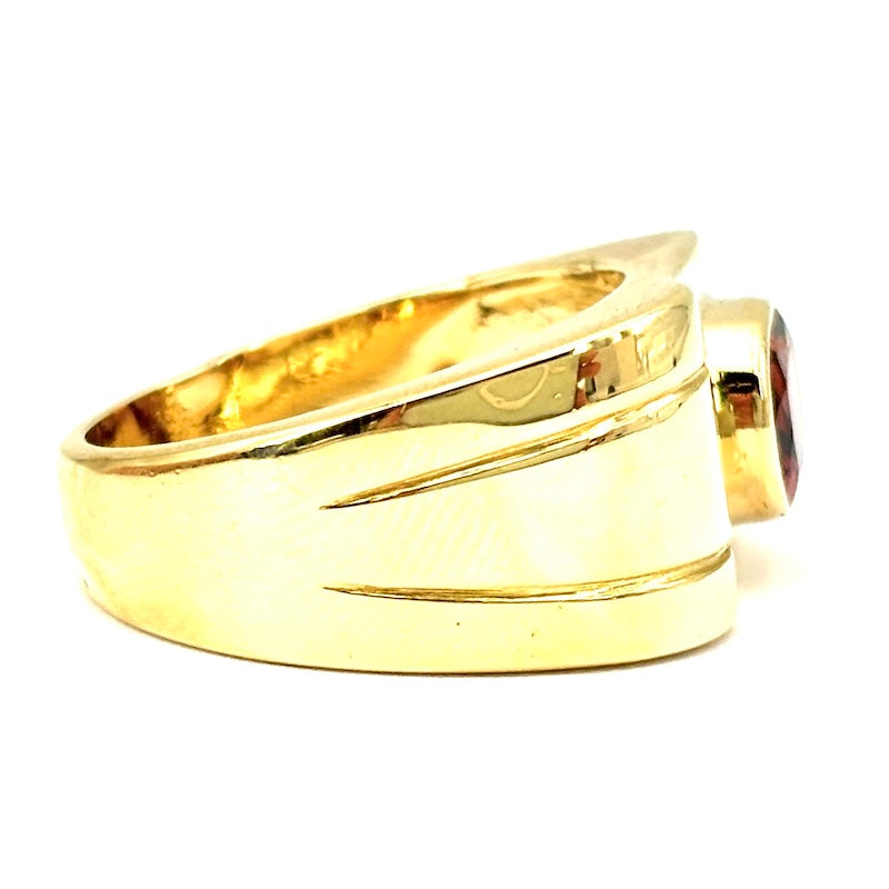 Anello uomo ponte a fascia, granato, oro giallo; 15.5 gr