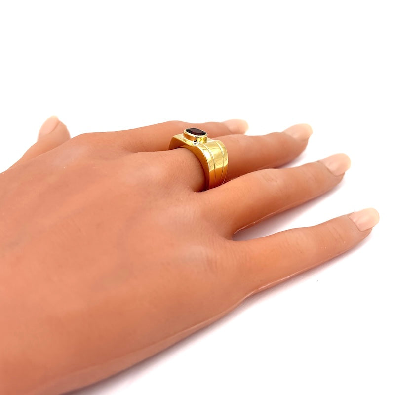 Anello uomo ponte a fascia, granato, oro giallo; 15.5 gr