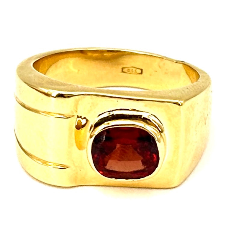 Anello uomo ponte a fascia, granato, oro giallo; 15.5 gr