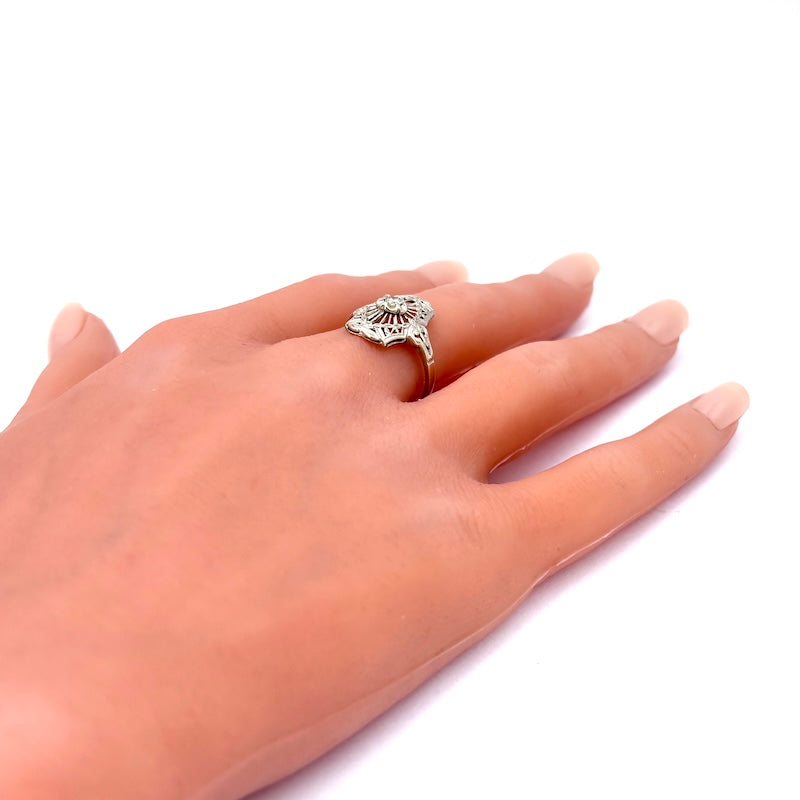 Anello vintage, oro traforato e diamante; 2.48 gr