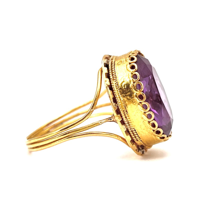 Anello vintage ametista sintesi e oro giallo; 6.55 gr