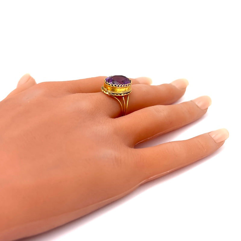 Anello vintage ametista sintesi e oro giallo; 6.55 gr