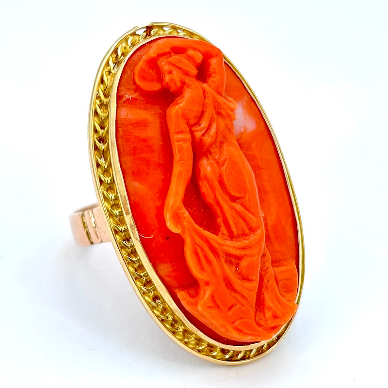 Anello vintage cammeo corallo firmato e oro giallo; 14.18 gr