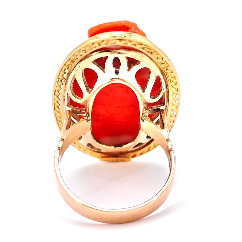 Anello vintage cammeo corallo firmato e oro giallo; 14.18 gr