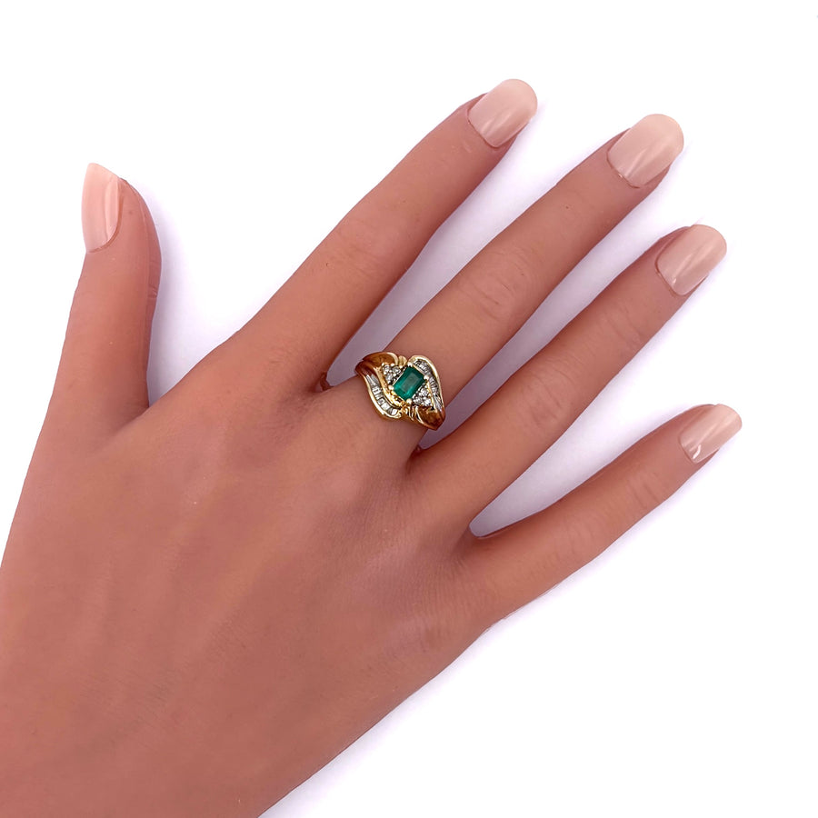 Anello vintage smeraldo taglio smeraldo e diamanti, in oro giallo; 4.02 gr