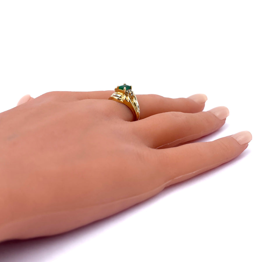 Anello vintage smeraldo taglio smeraldo e diamanti, in oro giallo; 4.02 gr