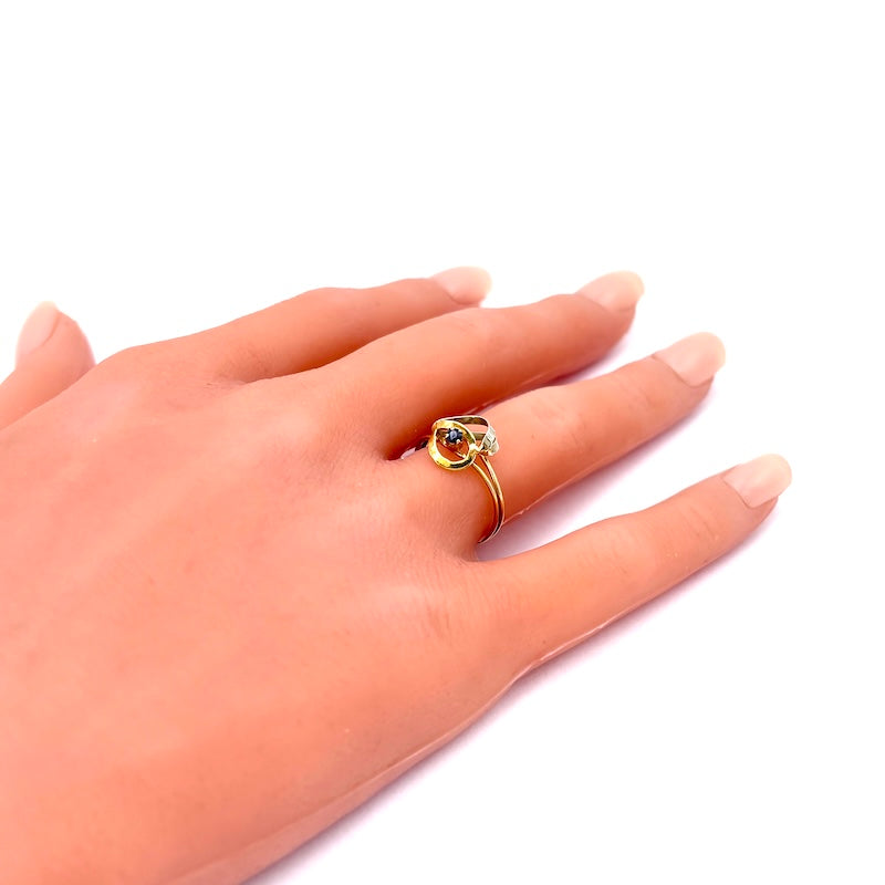 Anello vintage zaffiro, oro bicolore; 1.36 gr