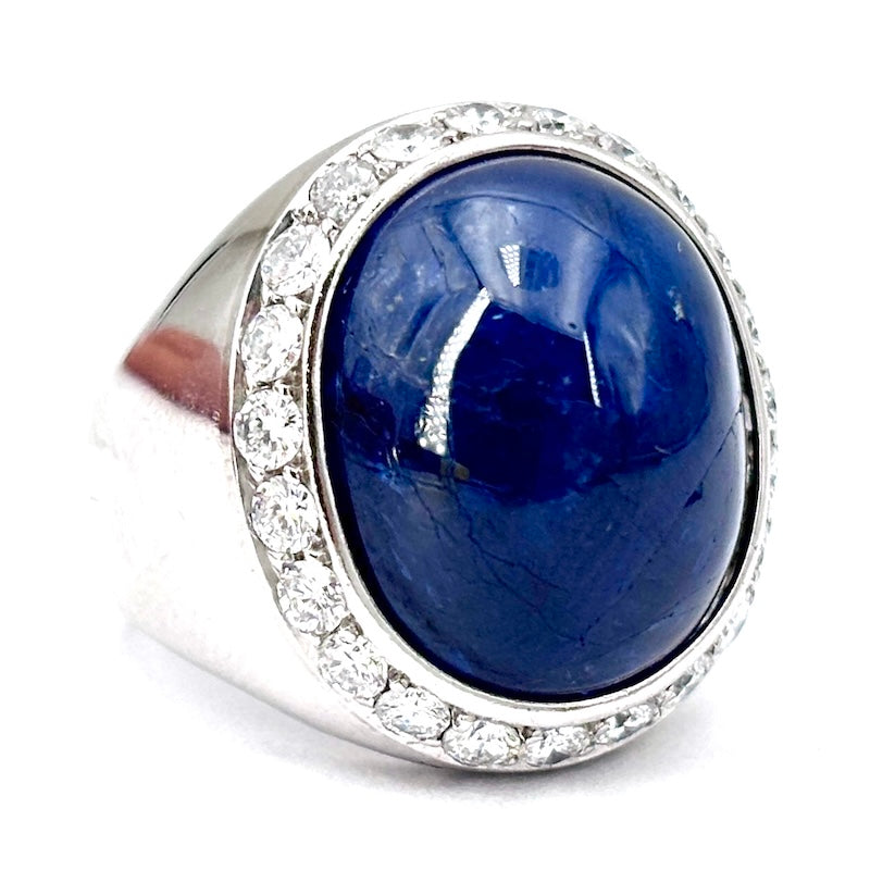 Anello zaffiro cabochon, brillanti e platino; 14.26 gr