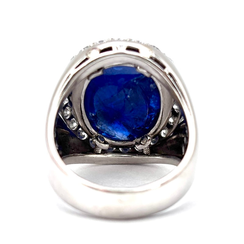 Anello zaffiro cabochon, brillanti e platino; 14.26 gr