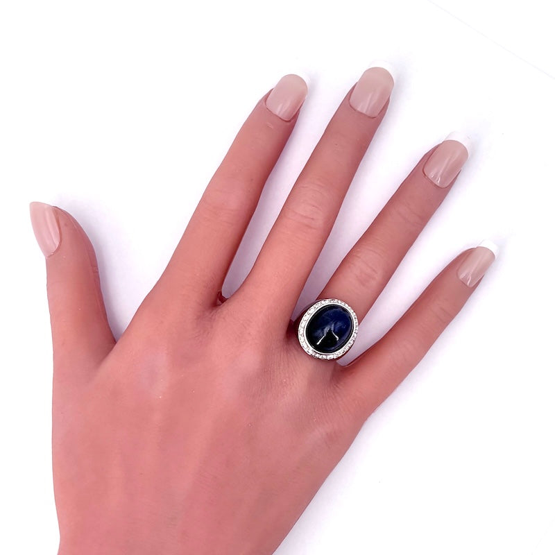 Anello zaffiro cabochon, brillanti e platino; 14.26 gr