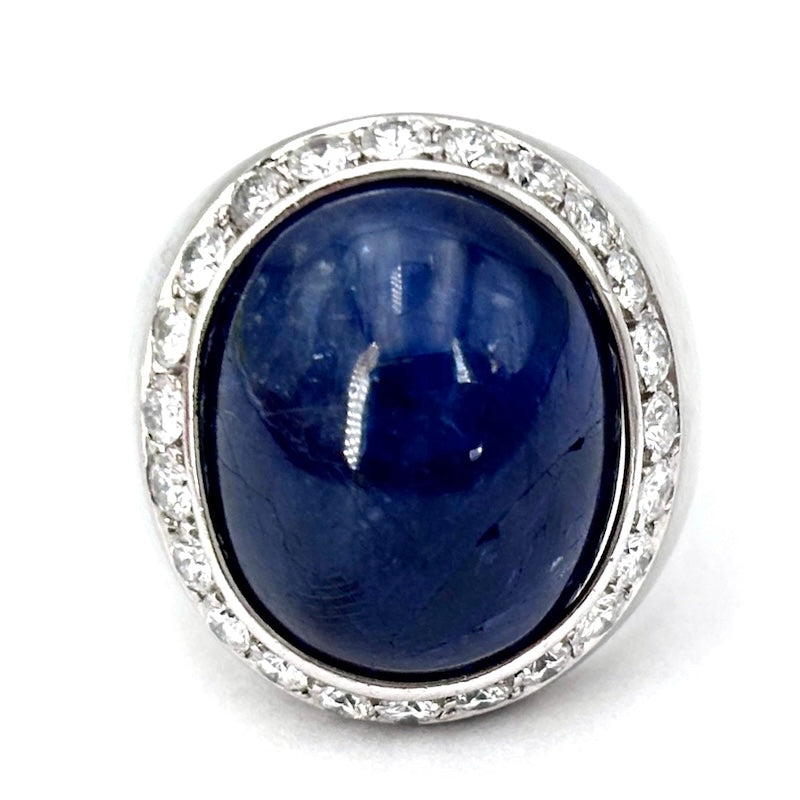 Anello zaffiro cabochon, brillanti e platino; 14.26 gr