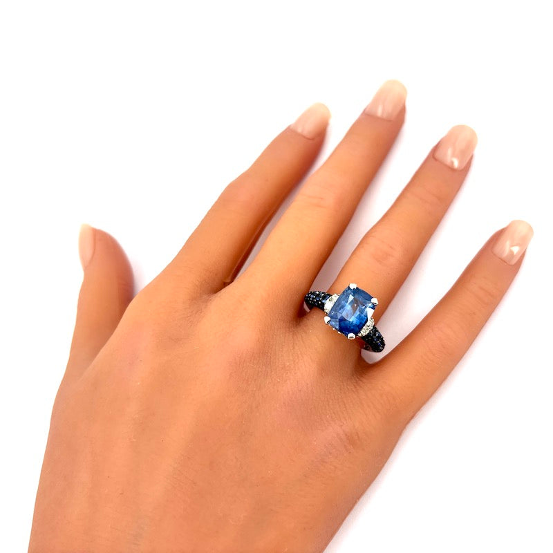 Anello zaffiro cuscino, zaffiri, brillanti, oro bianco, capolavoro; Certificato - 8.2 gr