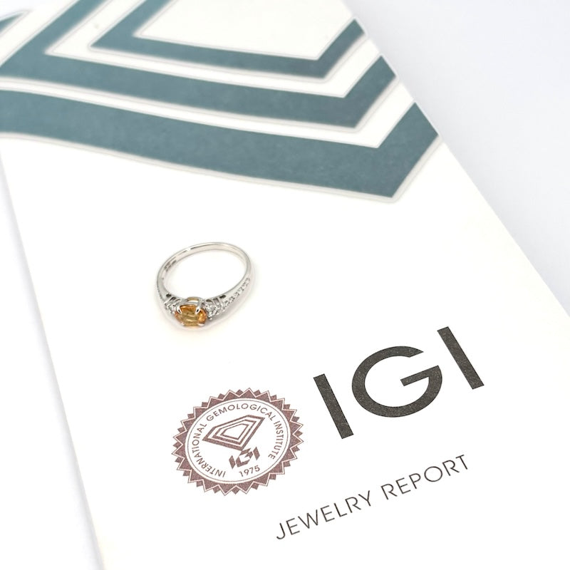 Anello zaffiro giallo e brillanti, oro bianco; 1.92 gr - Certificato IGI
