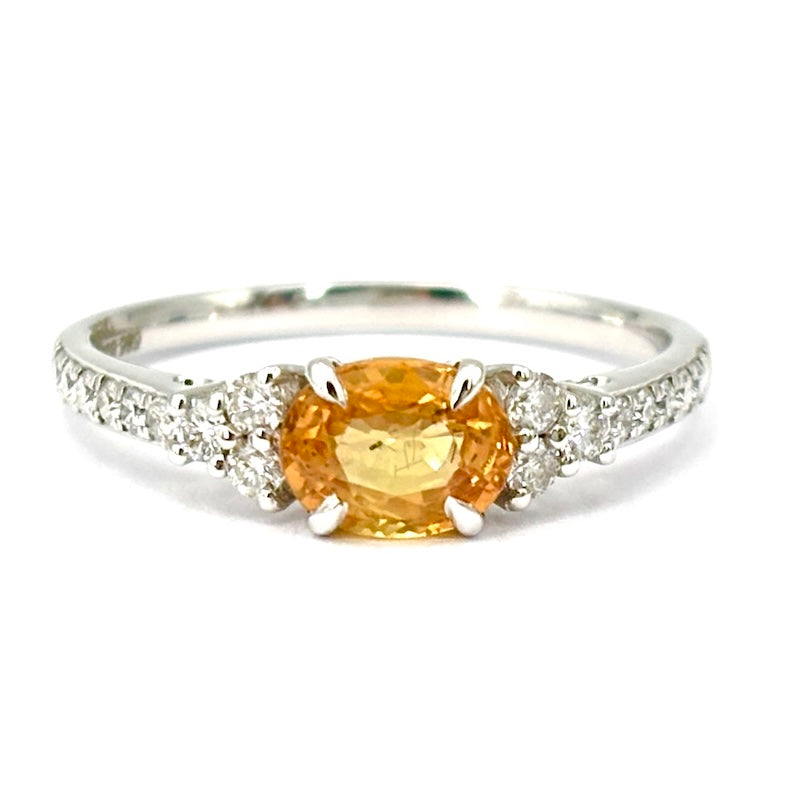 Anello zaffiro giallo e brillanti, oro bianco; 1.92 gr - Certificato IGI