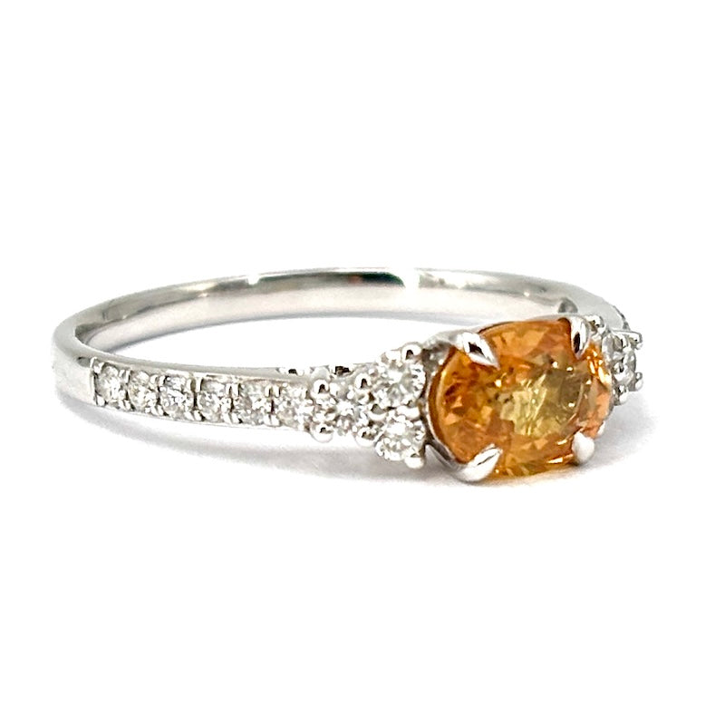 Anello zaffiro giallo e brillanti, oro bianco; 1.92 gr - Certificato IGI