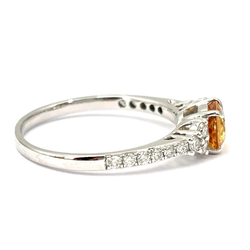 Anello zaffiro giallo e brillanti, oro bianco; 1.92 gr - Certificato IGI