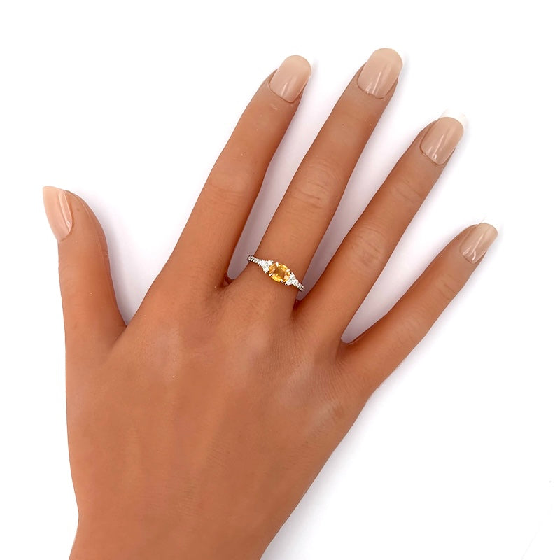 Anello zaffiro giallo e brillanti, oro bianco; 1.92 gr - Certificato IGI