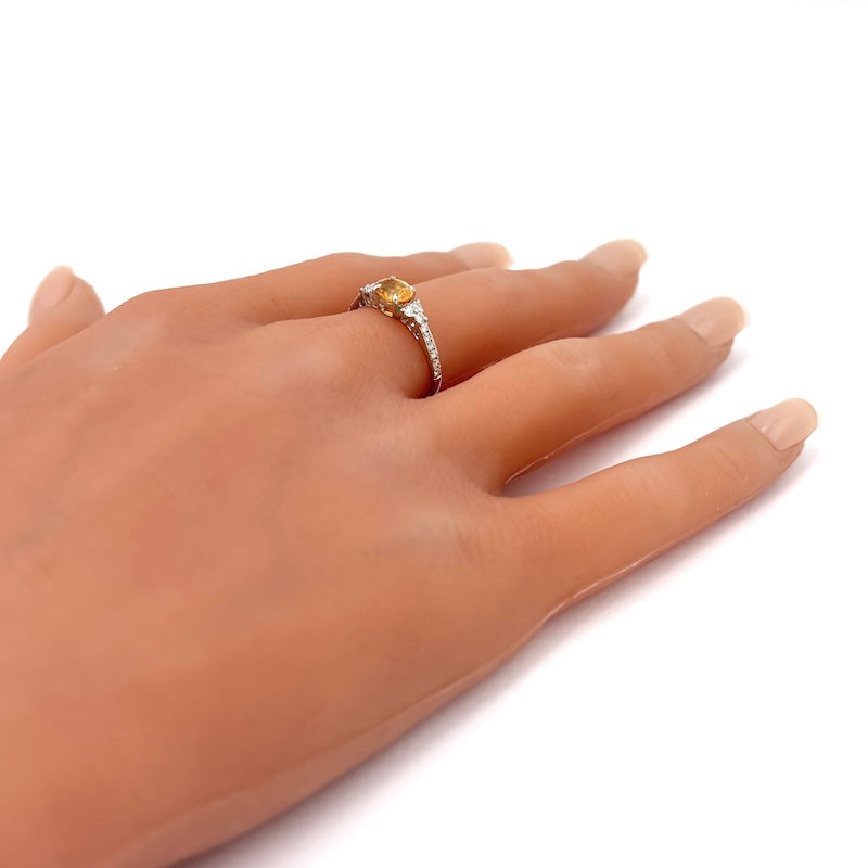 Anello zaffiro giallo e brillanti, oro bianco; 1.92 gr - Certificato IGI