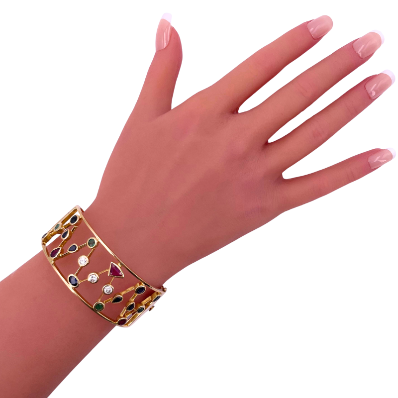 Bracciale a fascia rigido oro, gemme multicolor e brillanti; 0.30-0.40 ct; 36.39 gr