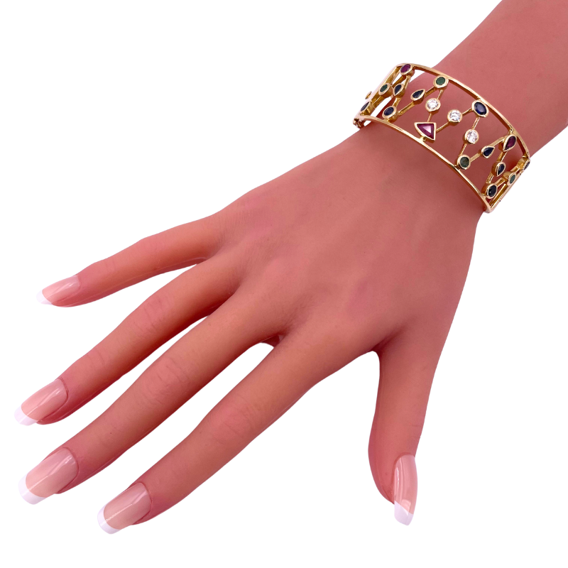 Bracciale a fascia rigido oro, gemme multicolor e brillanti; 0.30-0.40 ct; 36.39 gr