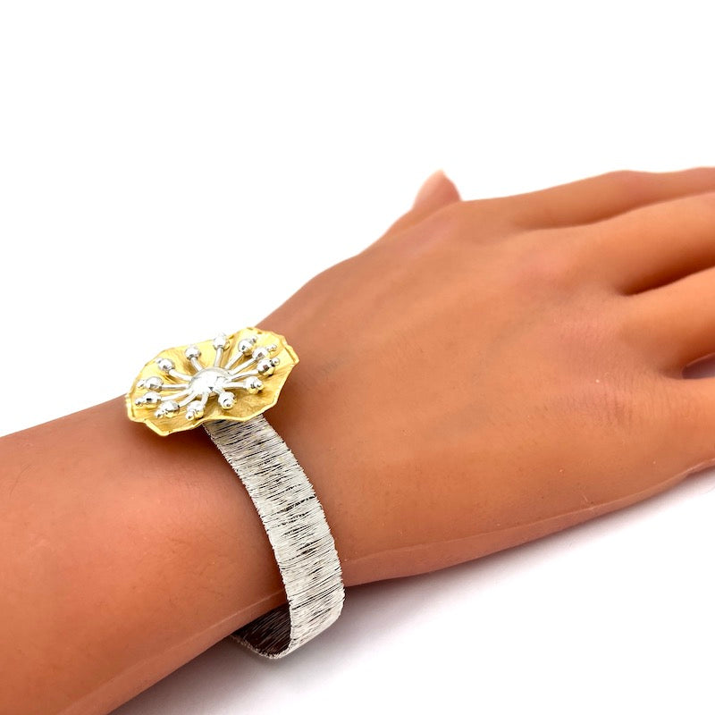 Bracciale design con centrale oro bianco e giallo; 20.5 gr - 17.5 cm