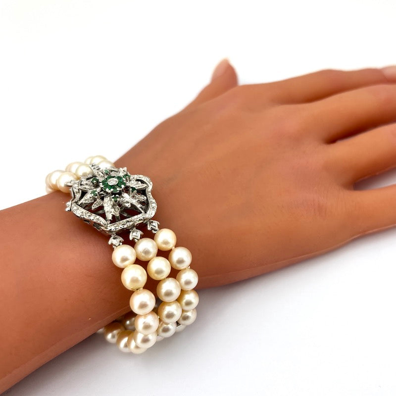 Bracciale perle 3 fili con chiusura fiore vintage smeraldi e oro; 18.5 cm - 41.26 gr