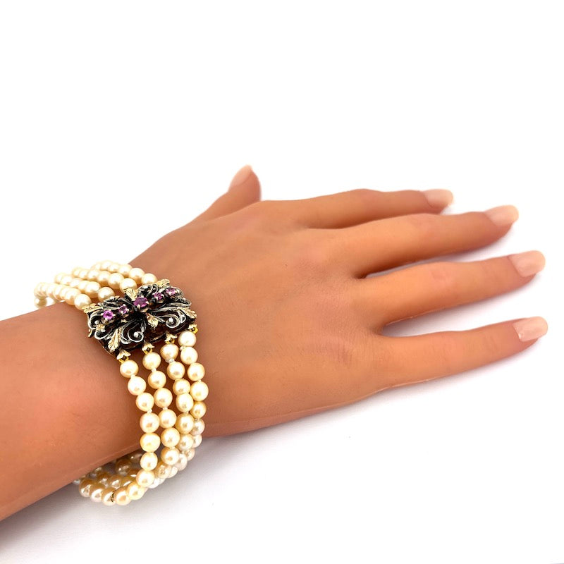 Bracciale perle a 4 fili con chiusura vintage rubini, oro e argento; 19.5 cm - 30.01 gr