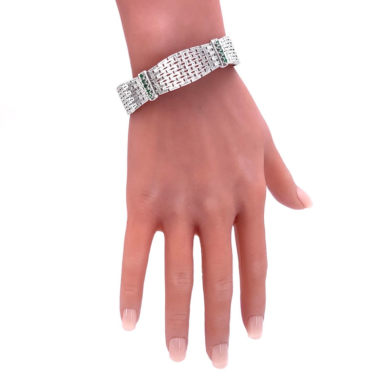 Bracciale semirigido, oro bianco e smeraldi; 49.66 gr