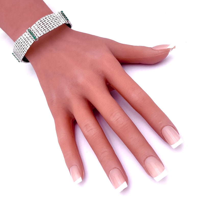 Bracciale semirigido, oro bianco e smeraldi; 49.66 gr