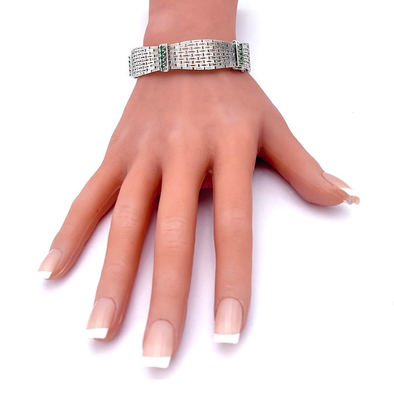 Bracciale semirigido, oro bianco e smeraldi; 49.66 gr