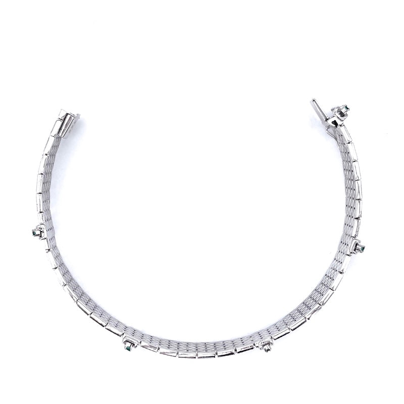 Bracciale semirigido, oro bianco e smeraldi; 49.66 gr