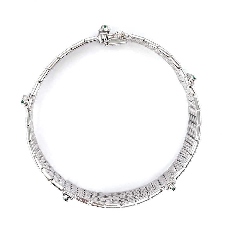 Bracciale semirigido, oro bianco e smeraldi; 49.66 gr