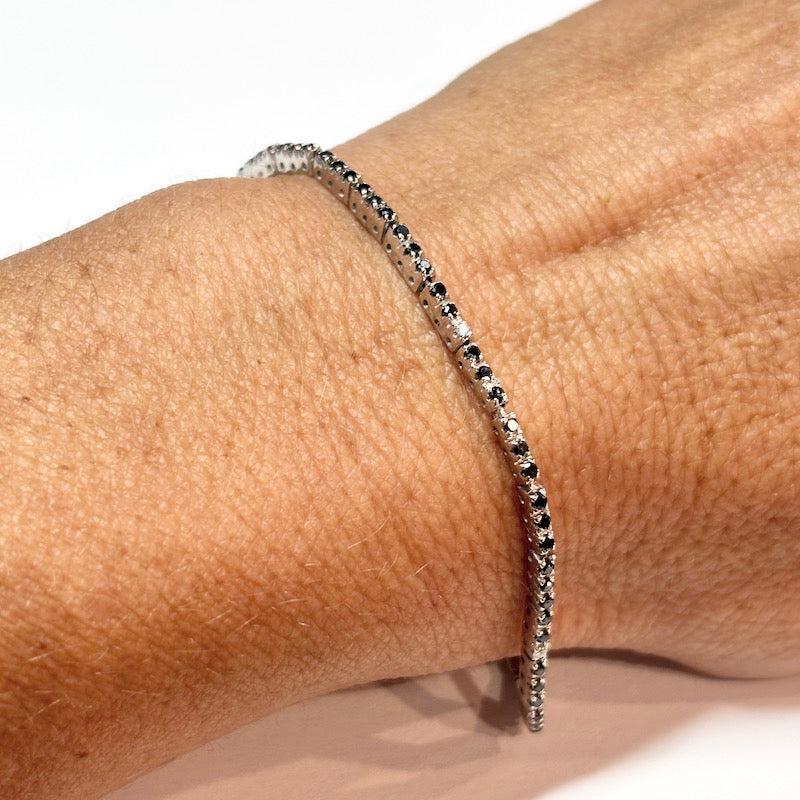 Bracciale tennis brillanti neri e bianchi, oro bianco; 7.7 gr - 15.3 cm