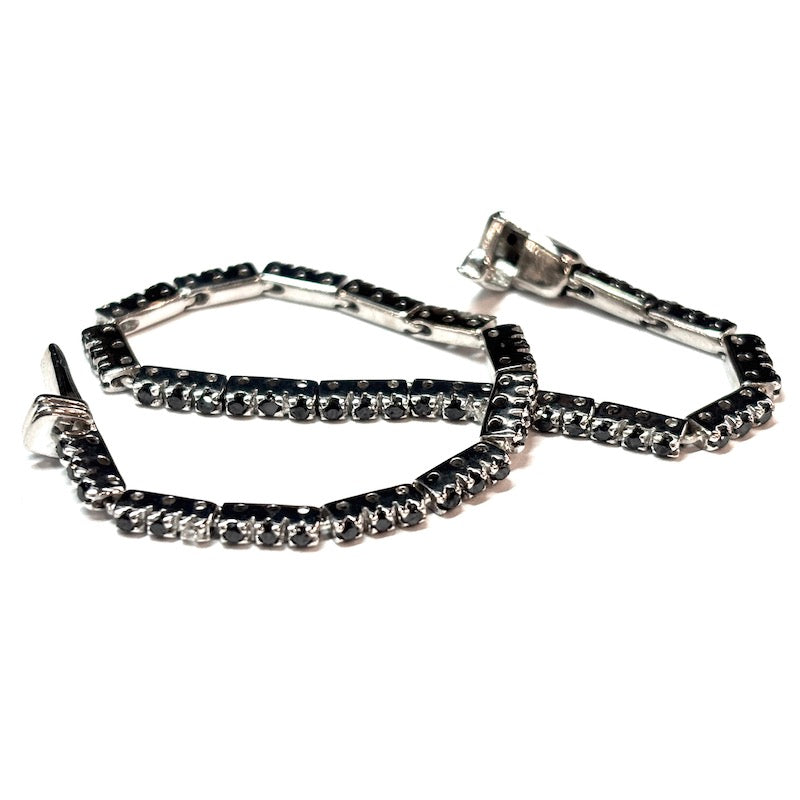 Bracciale tennis brillanti neri e bianchi, oro bianco; 7.7 gr - 15.3 cm