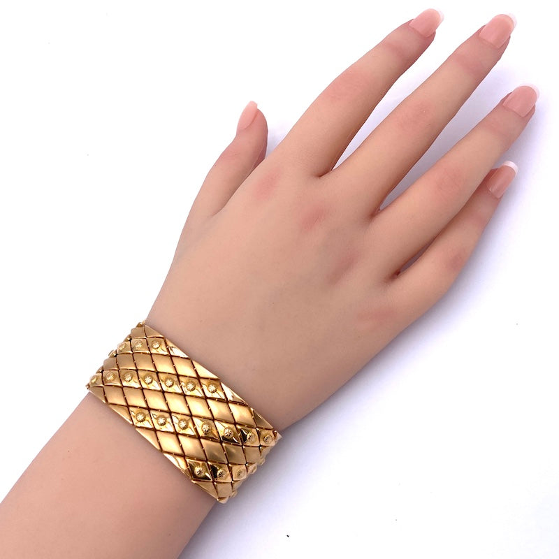 Bracciale vintage oro, polsino a fascia larga rombi; 51.83 gr