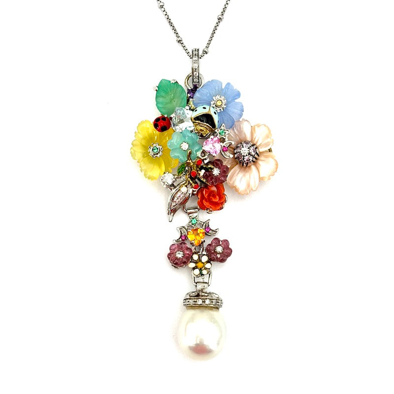 Ciondolo artistico bouquet, gemme multicolor, brillanti e perla australiana, in oro, con catenina palline; 19.76 gr