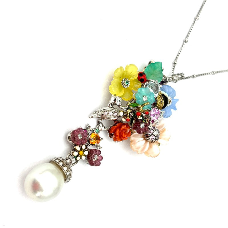 Ciondolo artistico bouquet, gemme multicolor, brillanti e perla australiana, in oro, con catenina palline; 19.76 gr