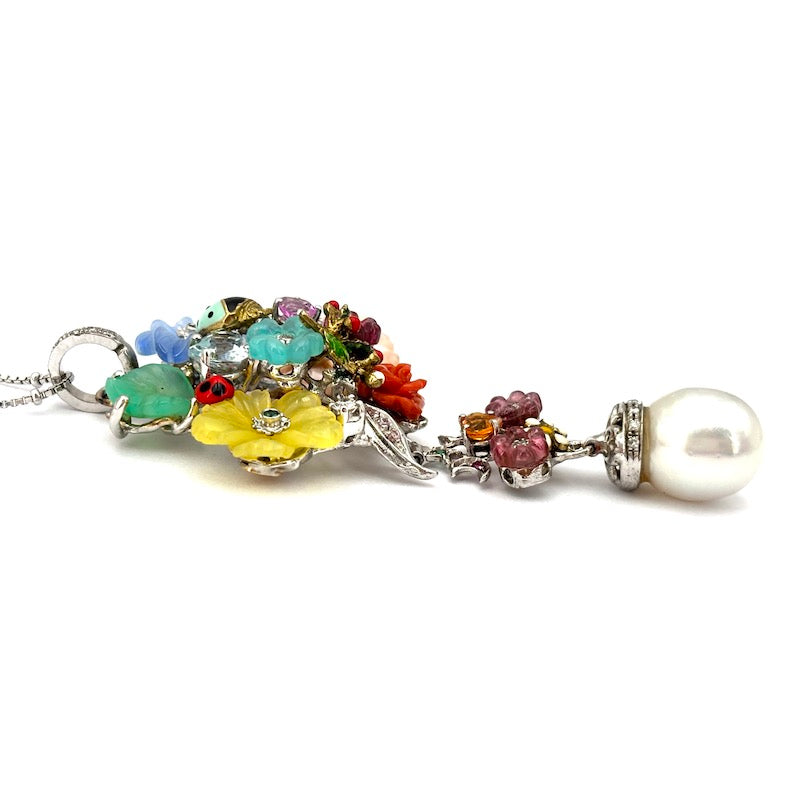 Ciondolo artistico bouquet, gemme multicolor, brillanti e perla australiana, in oro, con catenina palline; 19.76 gr
