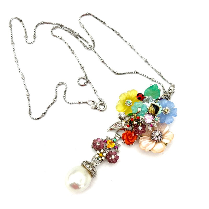 Ciondolo artistico bouquet, gemme multicolor, brillanti e perla australiana, in oro, con catenina palline; 19.76 gr