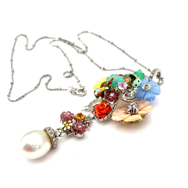 Ciondolo artistico bouquet, gemme multicolor, brillanti e perla australiana, in oro, con catenina palline; 19.76 gr