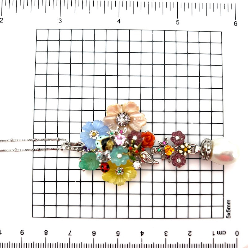 Ciondolo artistico bouquet, gemme multicolor, brillanti e perla australiana, in oro, con catenina palline; 19.76 gr