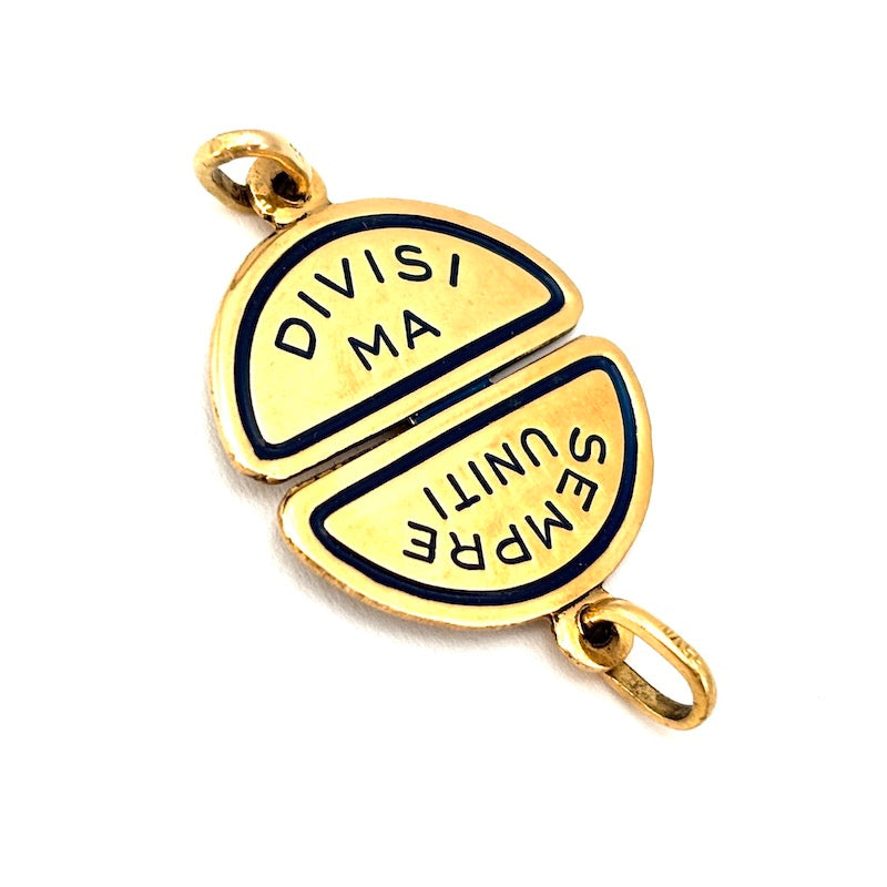 Ciondolo charm spezzabile, "Divisi ma sempre uniti", oro giallo 18 kt; 4.68 gr