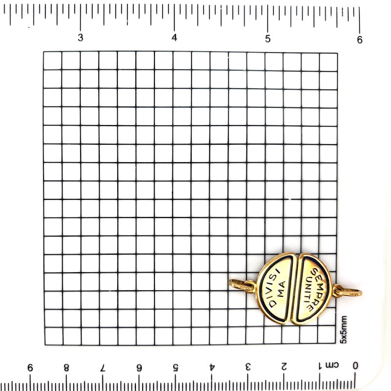 Ciondolo charm spezzabile, "Divisi ma sempre uniti", oro giallo 18 kt; 4.68 gr