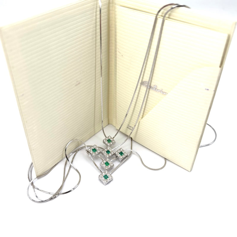 Ciondolo croce Salvini, mod. Amistad, smeraldi, brillanti e oro; 19.86 gr