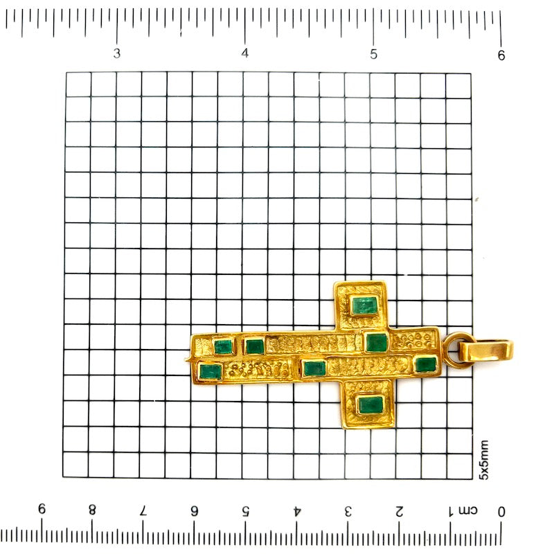 Ciondolo croce firmata, smeraldi e oro giallo, Adriano Perlini, 1975 - 13.05 gr