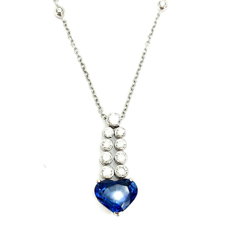 Ciondolo cuore di zaffiro da 8 ct, con brillanti e catena in oro bianco e brillanti; 11.56 gr