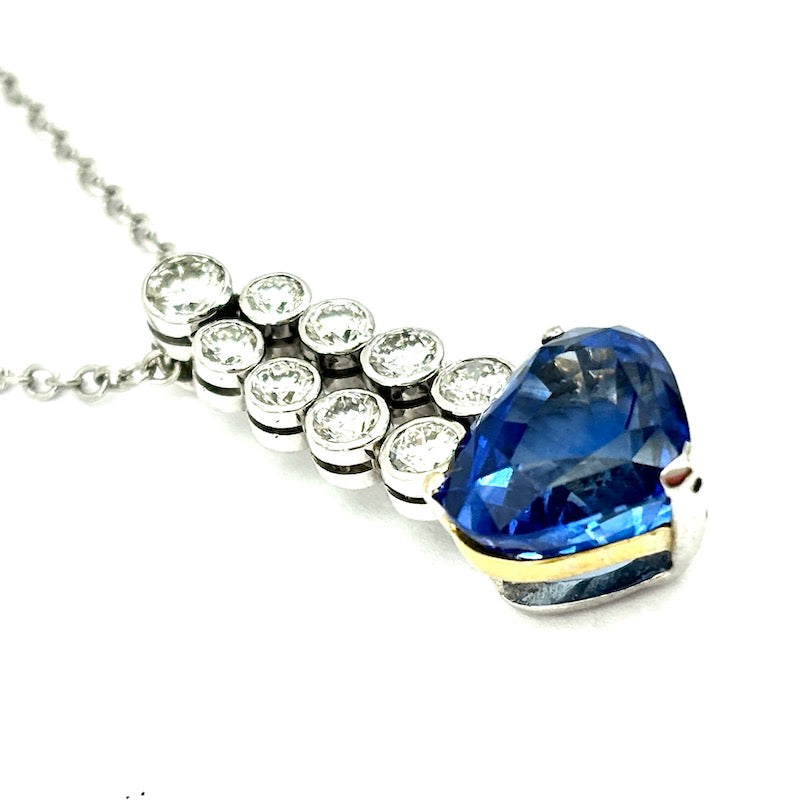 Ciondolo cuore di zaffiro da 8 ct, con brillanti e catena in oro bianco e brillanti; 11.56 gr