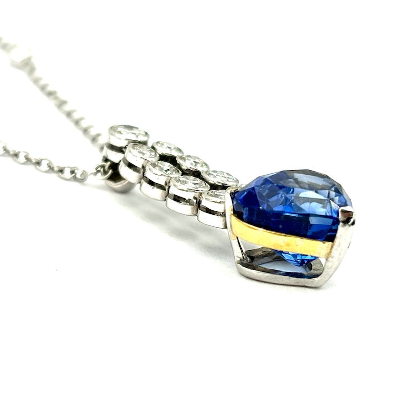 Ciondolo cuore di zaffiro da 8 ct, con brillanti e catena in oro bianco e brillanti; 11.56 gr