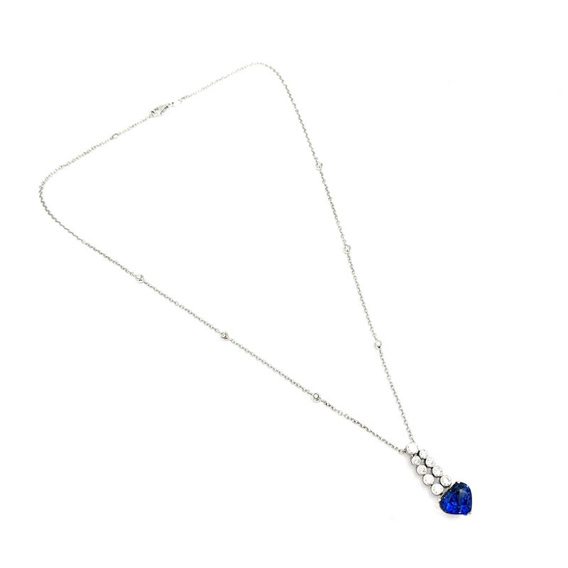 Ciondolo cuore di zaffiro da 8 ct, con brillanti e catena in oro bianco e brillanti; 11.56 gr